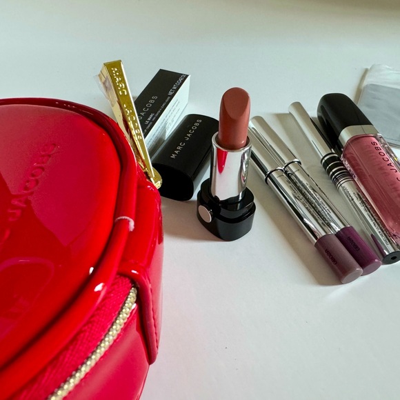 NWT- Marc Jacobs mini round bag with makeup set. - Picture 3 of 7